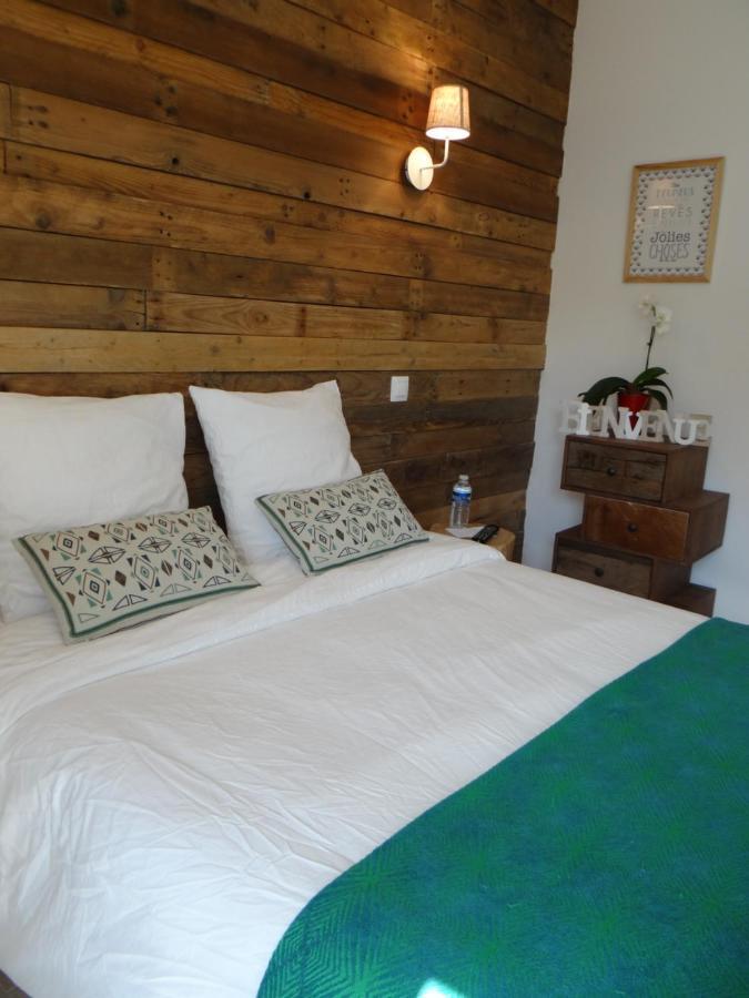 Bed and Breakfast Les Marguerites Champdolent Esterno foto